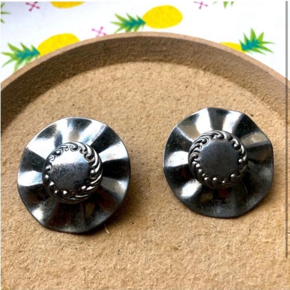 Vintage 80s silver earrings hat shaped retro regencycore coastal grandma